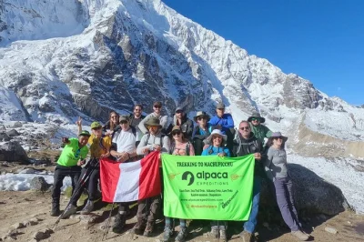 Réveillez-vous dans des cabanes en verre sous les andes, randonnez sur le sentier salkantay avec des guides locaux, dormez dans une maison hobbit et atteignez machu picchu — transfert et repas incl