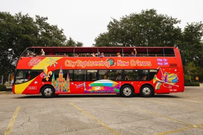 Siente el alma de new orleans con un pase hop-on hop-off de 3 días, paseos guiados por el french quarter y garden district, y relatos locales en vivo. incluye poncho para la lluvia.