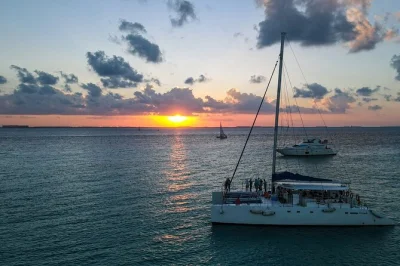 Goditi il tramonto su isla mujeres con una crociera in piccolo gruppo da cancun, passeggia nel centro, fai il bagno a playa norte e sorseggia drink—con pick-up in hotel incluso.