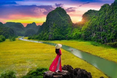 Erlebe ninh binh bei einem tagesausflug ab hanoi. radle durch dörfer, fahr boot durch tam coc oder trang an höhlen, besteig die mua cave – inkl. mittagessen & hoteltransfer.