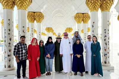 Entdecke die sheikh zayed moschee in abu dhabi bei einer halbtägigen tour ab dubai mit hotelabholung, geführtem rundgang und zeit zum entdecken. inklusive bevorzugtem einlass und rückfahrt.