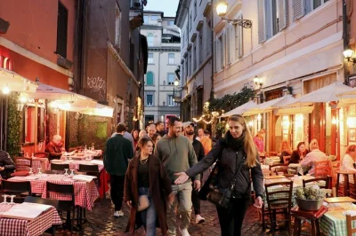 Descubre trastevere en roma con un tour gastronómico en grupo pequeño, probando embutidos caseros, comida callejera, cena tradicional y gelato orgánico.