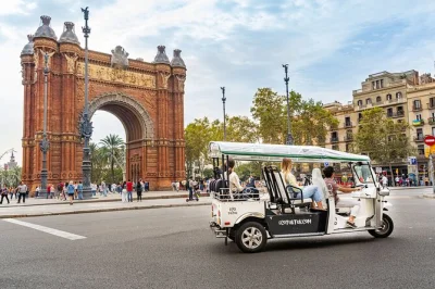 Scopri barcellona a bordo di un eco tuk tuk privato, da sagrada família alla spiaggia di barceloneta, con guida locale e punto di partenza flessibile.