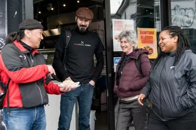 Entdecke toronto bei einer food tour durch kensington market – probiere gerichte aus über 6 ländern, ohne warteschlangen und mit spannenden geschichten von lokalen guides. vegetarische optionen in