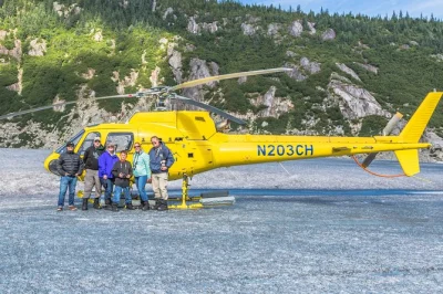 Survolez les glaciers de juneau en hélicoptère, posez le pied sur herbert glacier pour une balade guidée, et goûtez à l'eau pure du glacier. transfert inclus avec un pilote-guide expert.