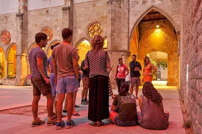 Scopri barcellona medievale di sera, ascolta storie sull’inquisizione e le esecuzioni, esplora el born con una guida locale in piccolo gruppo. include radioguida.