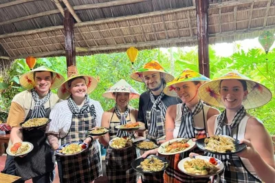 Découvrez les marchés de hoi an avec un chef local, pagayez en panier en bambou pour pêcher le crabe, et préparez des plats vietnamiens traditionnels. transfert et déjeuner inclus.