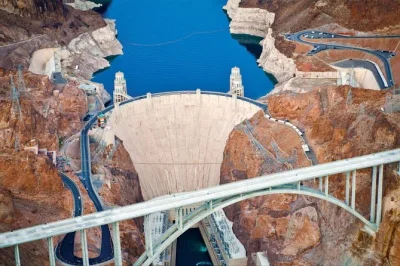 Explore a grandiosidade da hoover dam, atravesse a ponte sobre o rio colorado e tire fotos incríveis nas seven magic mountains. inclui traslado em van confortável saindo do hotel em las vegas.