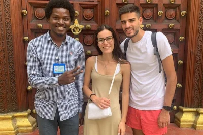 Descubre stone town en zanzíbar con un guía local, pasea por el mercado darajani, prueba comida callejera y escucha historias en el old fort. incluye agua y guía en inglés.