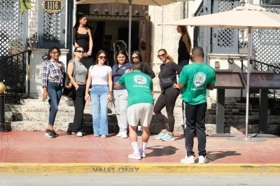 Erlebe echtes miami bei einer kleinen gruppentour – bewundere villen auf star island, schlendere am south beach, entdecke wynwoods street art und genieße kubanischen kaffee in little havana. inklus