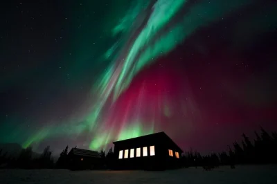 Watch the northern lights from a cozy hilltop cabin near fairbanks, with panoramic windows, free portrait photography, and unlimited hot chocolate. pickup included.