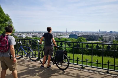 Descubre versalles en bici eléctrica desde parís, compra en su mercado local, disfruta un picnic junto al gran canal y explora el palacio con entradas incluidas.