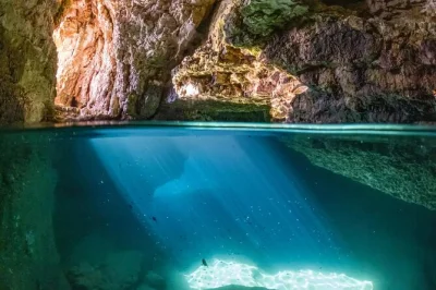Abfahrt in medulin für eine entspannte bootstour, schwimmen in den höhlen von kamenjak, vorbei am leuchtturm porer und mittagessen an bord mit getränken und lokalem guide.