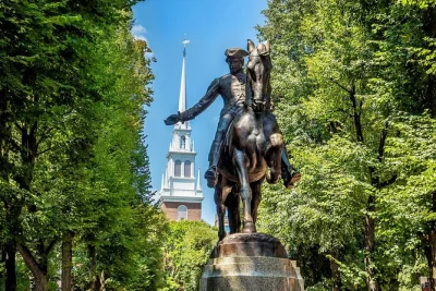 Recorre el freedom trail de boston en grupo reducido, visita los 16 monumentos con un guía local y descubre historias que hacen viva la revolución. ruta accesible incluida.