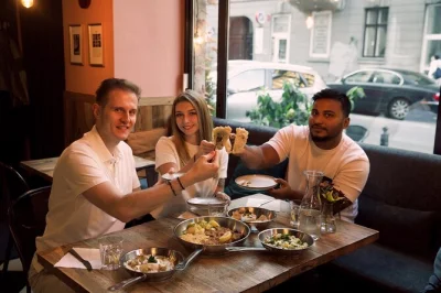 Varsovia, pierogi, vodka artesanal y dulces tradicionales. descubre la ciudad con un tour de comida guiado por un local, con 10 degustaciones y un final dulce inolvidable.
