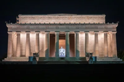 Erlebe washington dcs beleuchtete monumente bei nacht in kleiner gruppe. spaziere über die national mall, höre spannende geschichten vom guide und genieße bonus-audio an jedem halt.