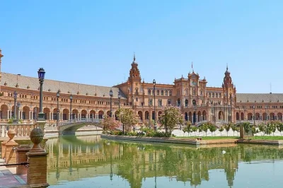 Erlebe sevilla bei einer kleinen gruppenführung: kathedrale, alcázar, plaza de españa & mehr. lokaler guide, barrierefrei, tickets nicht inklusive.