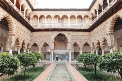 Erlebe den königlichen alcazar in sevilla vor den Öffnungszeiten, vermeide menschenmassen und erkunde stille palasthallen mit einem lokalen guide – vip-eintritt und headset inklusive.