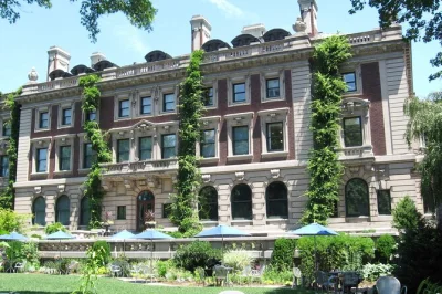 Descubre la era dorada de nueva york en un tour privado por la quinta avenida con un guía local. visita mansiones icónicas, the met y central park con horarios flexibles.