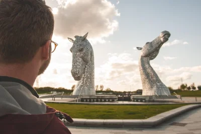 Descubre la esencia de escocia en una excursión desde edimburgo a loch lomond, las kelpies y el castillo de stirling. entrada incluida y guía local en grupo reducido.