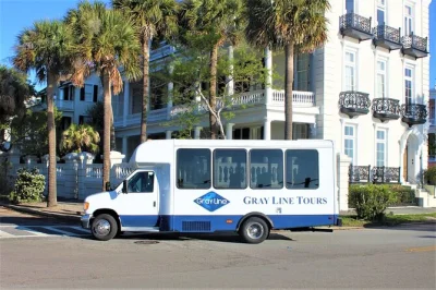 Erlebe charleston auf einer geführten stadtrundfahrt mit dem bus, entdecke rainbow row, the battery und genieße den eintritt ins charleston museum inklusive abholung.