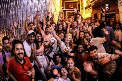 Scopri la vita notturna di istanbul con un pub crawl: party bus, accesso vip ai club e shot gratis. team tutto al femminile. partenza da sultanahmet, finale a taksim.