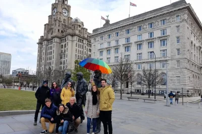 Descubre la historia musical de liverpool con un tour guiado de los beatles. recorre mathew street, visita el cavern club y haz fotos en las estatuas junto al río. incluye mapa de la ciudad.