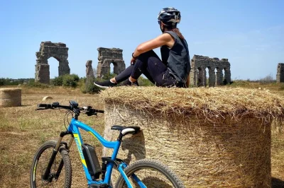 Siente la roma antigua sobre ruedas en un tour en e-bike por la vía apia, explorando catacumbas y acueductos con guía local. incluye comida o aperitivo.