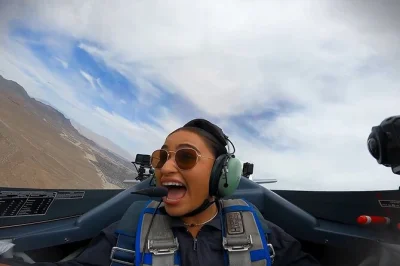 Sinta a adrenalina sobre las vegas em um voo acrobático com pilotos de caça experientes. escolha seu nível de emoção, com traslado do hotel e acesso ao lounge incluídos.