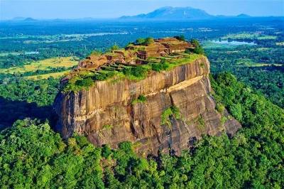 Siente la magia de la roca de sigiriya, explora el templo cueva de dambulla y observa elefantes salvajes en safari, todo en una excursión privada desde tu hotel.