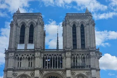 Descubre la historia de parís en un paseo en grupo pequeño por la catedral de notre-dame, escucha relatos locales, observa de cerca la restauración y disfruta una parada en shakespeare and company.
