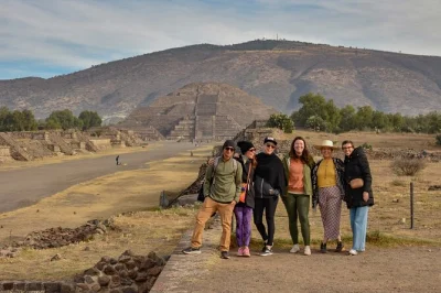 Früh am morgen zu den pyramiden von teotihuacan ab mexiko-stadt, entspannte spaziergänge, spannende geschichten vom guide und ein stopp im höhlenrestaurant la gruta. inklusive abholung und eintritt