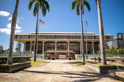 Explore a história viva de honolulu no waikiki trolley red line, com paradas no palácio iolani e na cratera punchbowl. acesso ilimitado e para cadeirantes incluso.