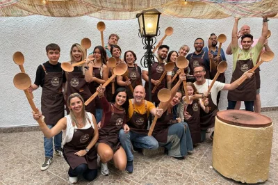 Scalda il cuore con una cioccolata calda a medellín, tosta i semi di cacao e crea la tua tavoletta in un laboratorio pratico di cioccolato colombiano. tutto incluso, con degustazioni.