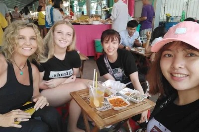 Entdecken sie die kathedrale notre dame, das hauptpostamt und cholon in saigon auf einer privaten motorradtour mit lokalen guides. inklusive street food & getränke.