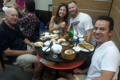 Sube al tranvía al pico de hong kong, disfruta un almuerzo dim sum, recorre mercados y templos con guía local. incluye snacks, bebidas y ruta fácil a pie.