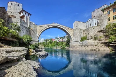 Explore as cascatas de kravice, caminhe pela ponte velha de mostar e conheça histórias com um guia local. inclui transporte e conforto em grupo pequeno.