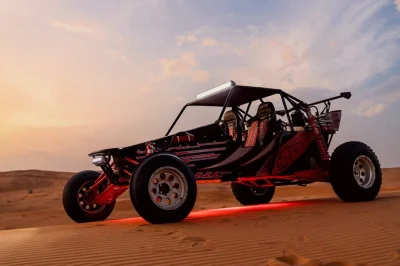 Erlebe die aufregende dune buggy safari auf dubais roten dünen bei fossil rock, inklusive sandboarding und abholung. kleine gruppen, lokale guides, wasser inklusive.
