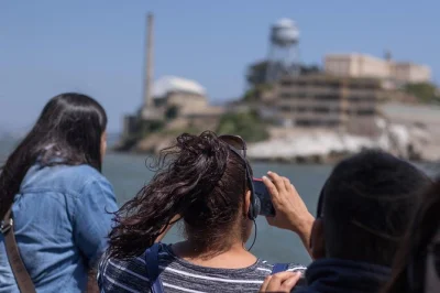 Vivi la brezza della baia di san francisco, naviga sotto il golden gate, fai il giro di alcatraz, osserva i leoni marini e approfitta di biglietti flessibili con audioguida.