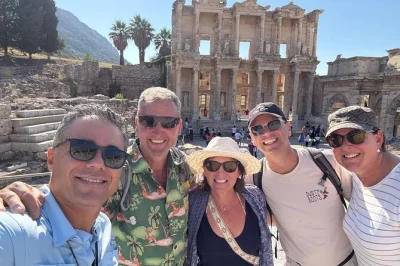 Descubra os ecos antigos de Éfeso, caminhe pelas ruas de mármore com um guia local e desfrute de um almoço turco fresquinho. inclui entrada sem filas e transporte desde kusadasi.