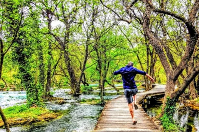 Disfruta la frescura de las cascadas de krka, pasea por senderos de madera y nada cerca de skradin. incluye traslado desde split, guía local, wifi y tiempo para nadar junto al río.