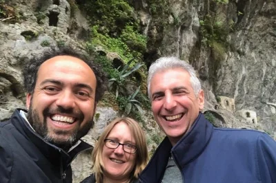 Saia de nápoles e siga pela costa sinuosa até positano em um carro privado com motorista local, conforto porta a porta e pickup flexível no aeroporto ou estação de trem.