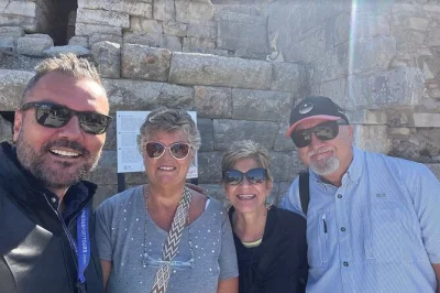 Explore a antiga epheso, visite o templo de Ártemis e a casa da virgem maria em um passeio privado saindo do porto de kusadasi, com guia especializado e traslado incluso.