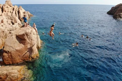 Scopri la costa brava con un’escursione da barcellona: cammina sul camí de ronda, fai snorkeling in calette turchesi, prova i tuffi e gusta tapas con la gente del posto.