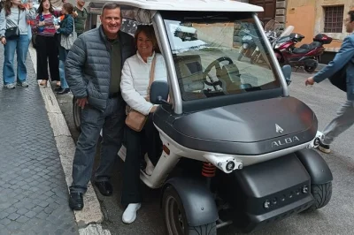 Recorre el centro de roma en carrito de golf privado, desde la fontana di trevi hasta trastevere. incluye recogida en hotel, regreso flexible y guía local experto.