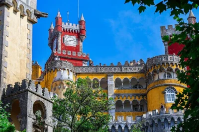 Scopri i colori di sintra, passeggia nei giardini del palacio da pena, assaggia i pastéis de belém e goditi cascais in questo tour di un giorno da lisbona con ingresso salta fila.