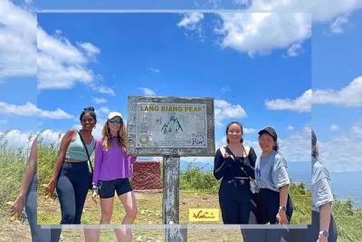 Découvrez la randonnée guidée sur le mont langbian près de da lat, entre forêts de pins et jungle, avec observation de la faune, déjeuner pique-nique et transfert hôtel inclus.