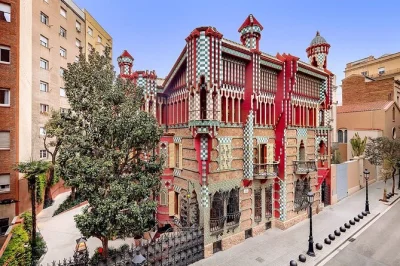 Scopri la prima opera di gaudí nel quartiere gràcia di barcellona, visita casa vicens con audioguida e salta la fila all’ingresso.