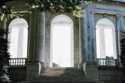 Arlington cemetery: besuche jfks grab, erlebe die wachablösung am grab des unbekannten soldaten und entdecke bewegende geschichten in kleiner gruppe mit guide und eintritt.