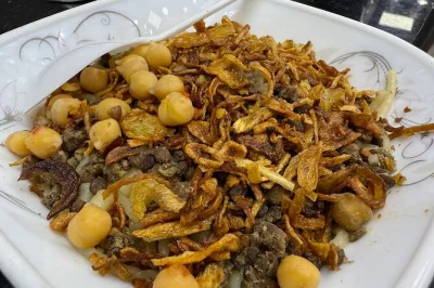 Erlebe kairo mit einem lokalen guide, probiere authentische ägyptische gerichte an versteckten orten und lerne, die besten speisen zu erkennen. inklusive abholung und verkostungen.